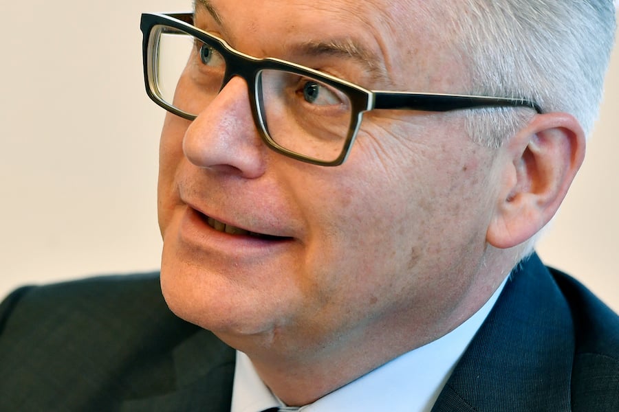 Riet Cadonau, CEO Dormakaba, orientiert an einer Medienkonferenz in Zuerich am Mittwoch, 8. Maerz 2017 ueber die Zahlen der ersten Haelfte des Geschaeftsjahres 2016/2017. Das Sicherheitstechnologie-Unternehmen Dormakaba hat in der ersten Haelfte des Geschaeftsjahres 2016/2017 Umsatz und Gewinn steigern koennen. Das Konzernergebnis wuchs im Vergleich zum Vorjahressemester um 28,7 Millionen auf 95,8 Millionen Franken an. (KEYSTONE/Walter Bieri)