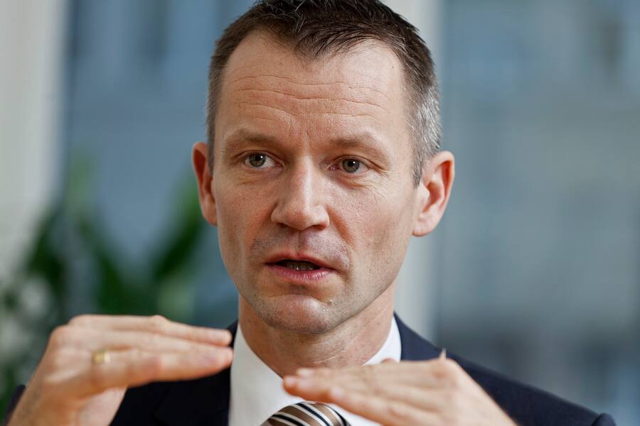 Daniel Kalt, UBS chief economist Switzerland, responsible for UBS Switzerland's research publications for private and corporate clients, pictured on January 5, 2012, in Zurich. Kalt regularly holds presentations on a wide spectrum of topics at UBS client events and seminars, and appears on Swiss TV, radio stations and in print media. (KEYSTONE/Martin Ruetschi)