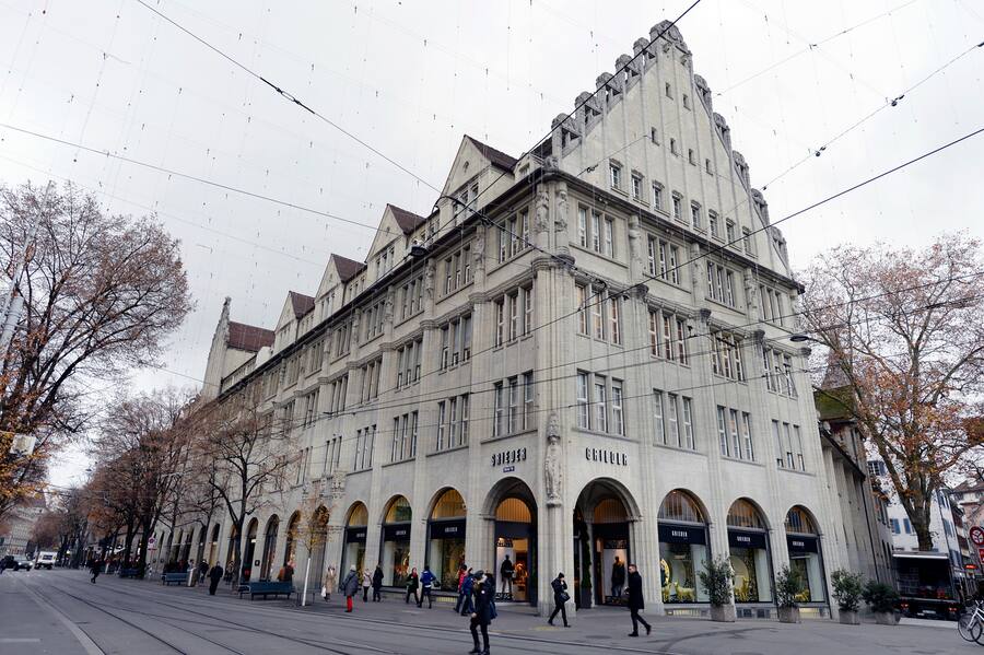 Das "Grieder-Haus" mit der Boutique Grieder an der Bahnhofstrasse in Zuerich, am Dienstag, 2. Dezember 2014. Der Swatch-Konzern-Chef Nick Hayek hat das Prestigegebaeude beim Paradeplatz als Kapitalanlage gekauft. Die CS hat sich vom geschichtstraechtigen Grieder-Haus getrennt. (KEYSTONE/Walter Bieri )