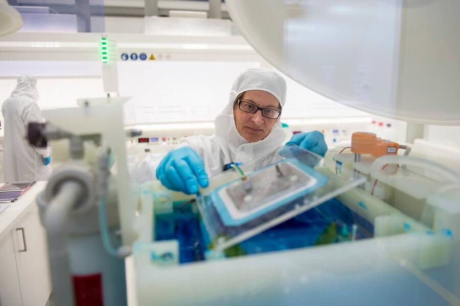 Des scientifiques travaillent sur la ligne pilote HJT lors de l'inauguration de la ligne pilote R&D pour des cellules solaires a heterojonction (HJT), un partenariat entre l'entreprise Meyer Burger et le CSEM, Le Centre suisse d'electronique et de microtechnique ce lundi 17 novembre 2014 a Hauterive dans le canton de Neuchatel. (KEYSTONE/Jean-Christophe Bott)