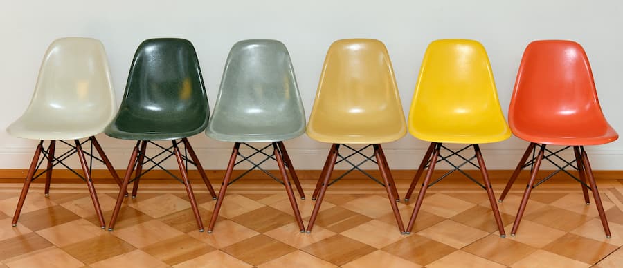 Fiberglass Stuehle von Charles Eames (1907-1978) und Ray Eames (1912-1988), aufgenommen in Zuerich am Mittwoch, 15. November 2017. Die Entwuerfe des Ehepaars gehoeren zu den Klassikern des 20. Jahrhunderts. Noch heute lassen die Entwuerfe aus den 1950er-Jahren Designliebhaber strahlen und in angesagten Moebellaeden die Kassen klingeln. (KEYSTONE/Walter Bieri)