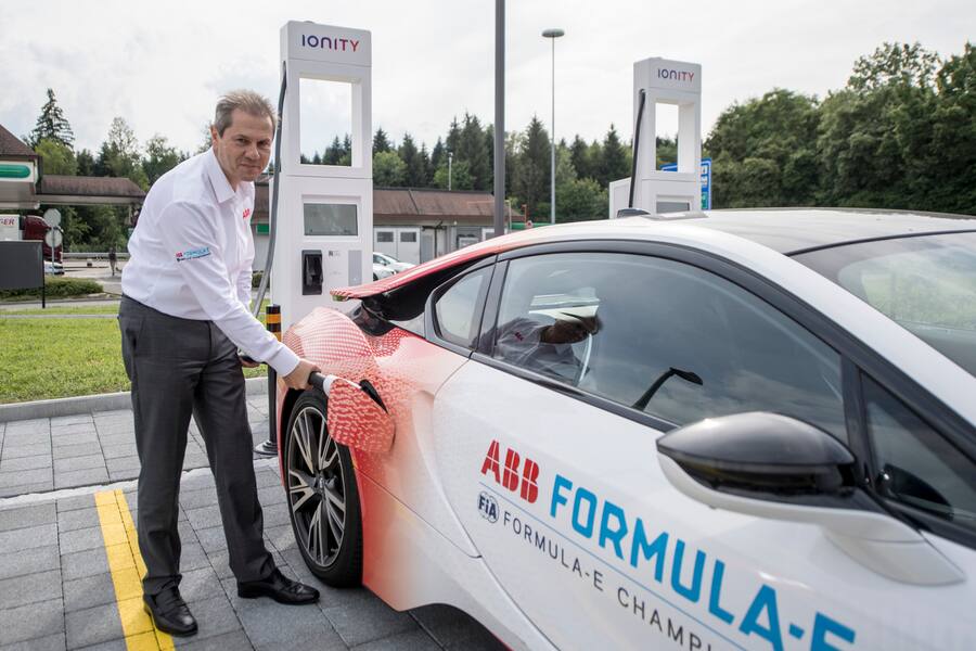 Der CEO von ABB Remo Luetolf anlaesslich der Einweihung der schweizweit ersten 350-kW Hight Power Ladestation fuer Elektro Autos am Donnerstag, 21. Juni 2018 bei der Autobahnraststaette Neuenkirch an der A-2. (KEYSTONE/Urs Flueeler)