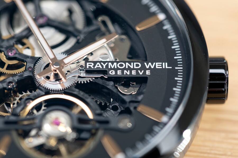 The logo of the Swiss luxury watch brand Raymond Weil at their branch in Geneva, Switzerland, on October 8, 2018. (KEYSTONE/Gaetan Bally) Das Logo der Schweizer Luxusuhrenmarke Raymond Weil am Sitz Genf, aufgenommen am 8. Oktober 2018. (KEYSTONE/Gaetan Bally)