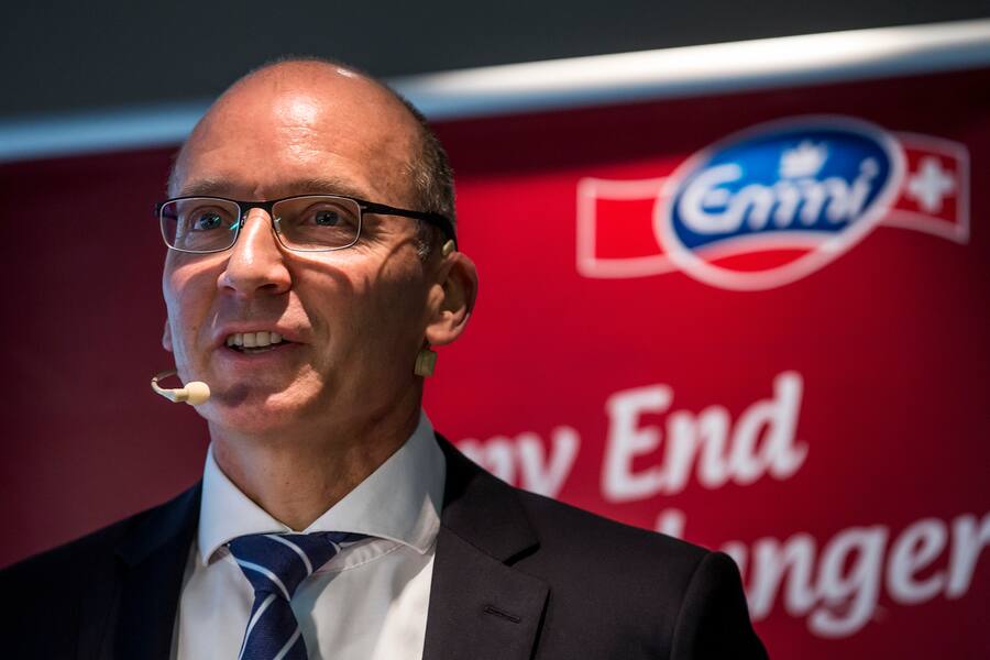 Urs Riedener, CEO Emmi Gruppe, spricht waehrend der Emmi Bilanzmedienkonferenz, am Donnerstag, 24. Maerz 2016, in Luzern. Der Luzerner Milchverarbeiter hat 2015 weniger Umsatz erzielt. Dass die Gewinne gestiegen sind, fuehrt der Chef Urs Riedener vor allem auf die Verkaeufe von ertragsschwachen Geschaeften im Ausland, Kostensenkungen und Preiserhoehungen in Eurolaendern zurueck. (KEYSTONE/Alexandra Wey)