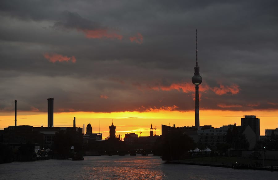 Die Sonne geht am Sonntag, 31. Mai 2009, in Berlin ueber der Spree unter. (AP Photo/Gero Breloer) --- The sun sets behind the skyline of Berlin city center above the Spree river in Berlin, Germany, on Sunday, May 31, 2009. (AP Photo/Gero Breloer)