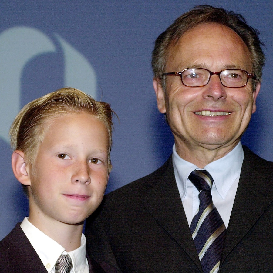 Guenther Fielmann, Vorstandsvorsitzender des gleichnamigen Brillenherstellers, rechts, mit seinem Sohn Marc, im Vorfeld der diesjaehrigen Hauptversammlung am Donnerstag, 5. Juli 2001 in Hamburg. Fielmann erwartet, dass sein Konzern in diesem Jahr mehr als 5 Millionen Brillen verkaufen wird. (KEYSTONE/AP Photo/Fabian Bimmer)
