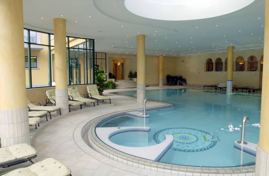 Teil des grosszuegigen Wellnessbereichs im neuen vier-Sterne-Hotel Vereina in Klosters am Mittwoch, 6. Dezember 2000 drei Tage vor der Eroeffnung. Das neue Vereina steht an Stelle des alten, in der Bluetezeit der Buendner Hotellerie Ende des 19. Jahrhunderts gleichnamig gebauten Vorgaengers. Dieses musste im Mai 1999 dem Neubau weichen, obwohl sich der Buendner Heimatschutz fur die Erhaltung des Hotels im Zentrum von Klosters stark gemacht hat. (KEYSTONE/Juergen Staiger) === ELECTRONIC IMAGE===