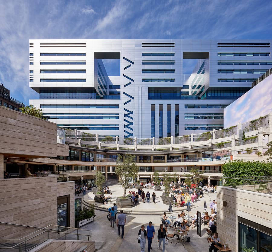 Wide View of people using the circle . UBS Bank by MAKE Architects in the background. Broadgate Circle, London, United Kingdom. Architect: Arup Associates, 2016. Broadgate Circle, London, United Kingdom. Architect: Arup Associates, 2016.. (KEYSTONE/VIEW/Andy Stagg)