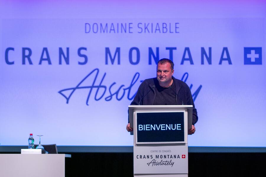 Radovan Vitek, promoteur immobilier tcheque et actionnaire majoritaire des remontees mecaniques de Crans Montana Aminona, s'exprime lors d'une seance d'informations avec les habitants du village sur le futur de CMA ce jeudi, 6 decembre 2018 a Crans Montana.(KEYSTONE/Maxime Schmid)