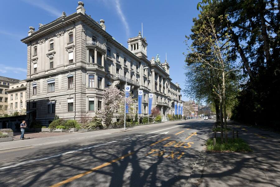 Gebaeude der Zuerich Versicherung am Mythenquai, aufgenommen am Dienstag, 10. April 2012 in Zuerich. (KEYSTONE/Alessandro Della Bella)