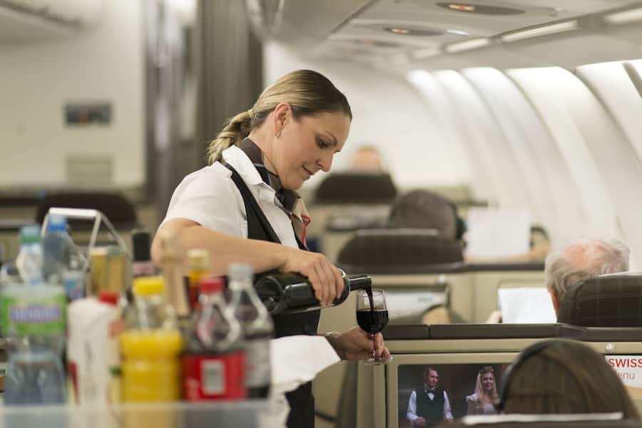 A flight attendant attends to the Business Class passengers, pictured on May 1, 2013 in an aircraft of Swiss. Swiss, short for Swiss International Air Lines, flies from Zurich to Chicago and back. (KEYSTONE/Christian Beutler)Eine Flugbegleiterin bedient die Passagiere der Business Class, aufgenommen am 1. Mai 2013 in einem Flugzeug der Swiss. Die Schweizer Fluggesellschaft Swiss fliegt von Zuerich nach Chicago und zurueck. (KEYSTONE/Christian Beutler)