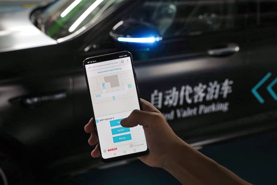 Automated Valet Parking erlaubt es dem Fahrer, sein Fahrzeug per Smartphone so zu manövrieren, dass es selbständig den Weg zu einem Parkplatz und zurück findet. Through Automated Valet Parking, the user can retrieve the vehicle via their smartphone app.