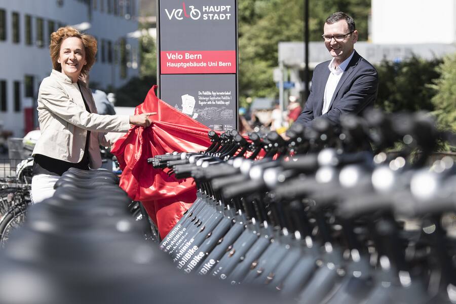 Ursula Wyss, Gemeinderaetin Stadt Bern, links, und Bruno Rohner, Geschaeftsfuehrer PubliBike, eroeffnen das Veloverleihsystem "Velo Bern", am Donnerstag, 28. Juni 2018 in Bern. Die aktuell 70 Stationen werden laufend bis 2020 auf rund 200 Stationen mit rund 2400 Velos ausgebaut. Die Haelfte der Flotte sind E-Bikes. (KEYSTONE/Peter Schneider)