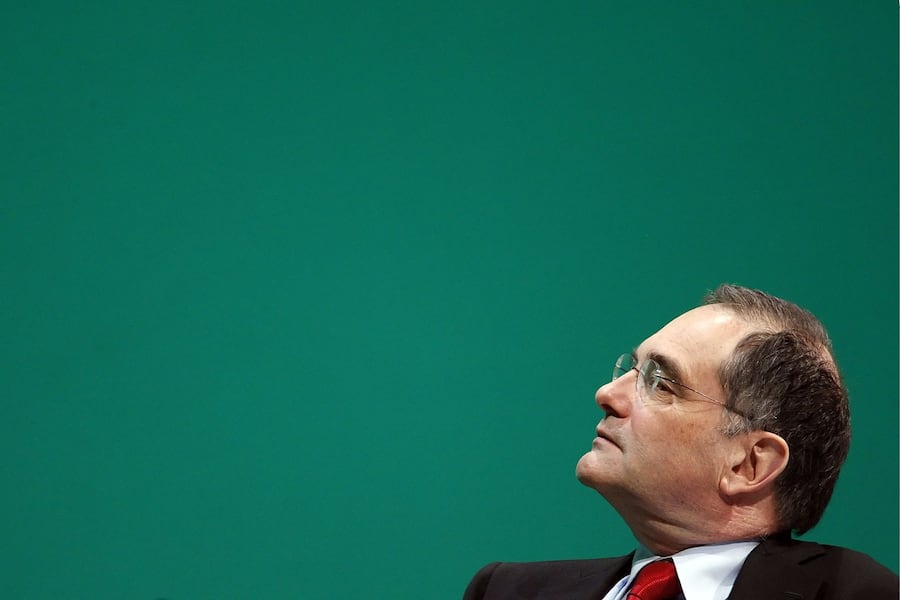 Peter Kurer, former chairman of the management board, looks up to the video schreen during the general assembly of the UBS at the Hallenstadion in Zurich, Switzerland, on Wednesday, April 15, 2009. (KEYSTONE/Patrick B. Kraemer)