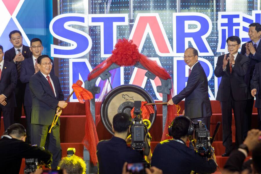 SHANGHAI, CHINA - JULY 22: Shanghai Party Secretary Li Qiang (L) and Yi Huiman, Chairman of the China Securities Regulatory Commission, strike a gong during the listing ceremony of the first batch of companies on the SSE STAR Market at Shanghai Stock Exchange (SSE) on July 22, 2019 in Shanghai, China. China's STAR (short for 'science and technology innovation board') Market, started trading at the Shanghai Stock Exchange on Monday. (Photo by Wu Jun/Visual China Group via Getty Images)