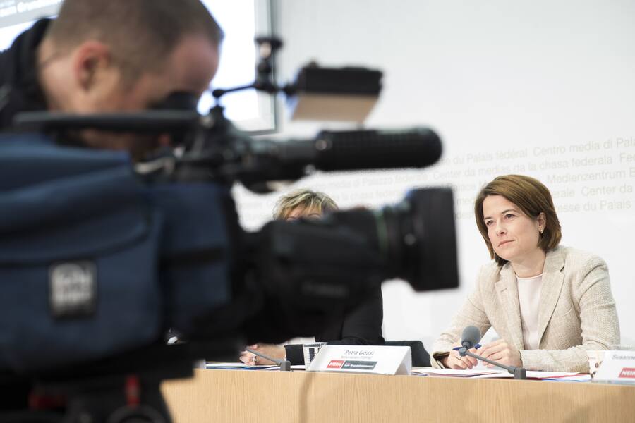 Petra Goessi, Nationalraetin FDP-SZ, spricht waehrend der Medienkonferenz "Nein zum bedingungslosen Grundeinkommen", am Dienstag, 3. Mai 2016 in Bern. Die Initiative fuer ein bedingungsloses Grundeinkommen ist aus Sicht der Gegner ein gefaehrliches Experiment. Ein Ja in der Abstimmung vom 5. Juni wuerde das gesamte Wirtschafts- und Sozialsystem auf den Kopf stellen, warnt das Nein-Komitee. (KEYSTONE/Peter Klaunzer)