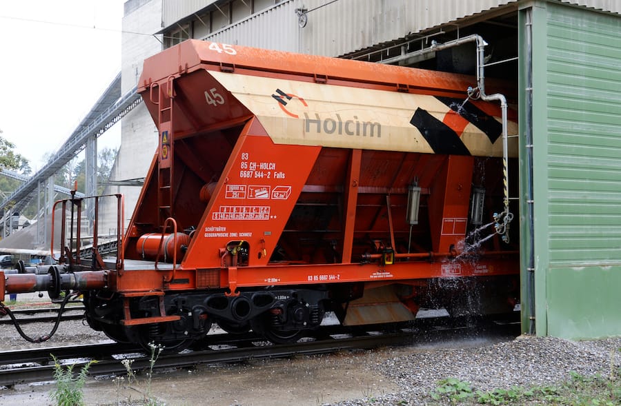 Ein Gueterwaggon des Baustoffherstellers Holcim, aufgenommen am Dienstag, 7. Oktober 2014, in Huentwangen bei Eglisau. (KEYSTONE/Steffen Schmidt)