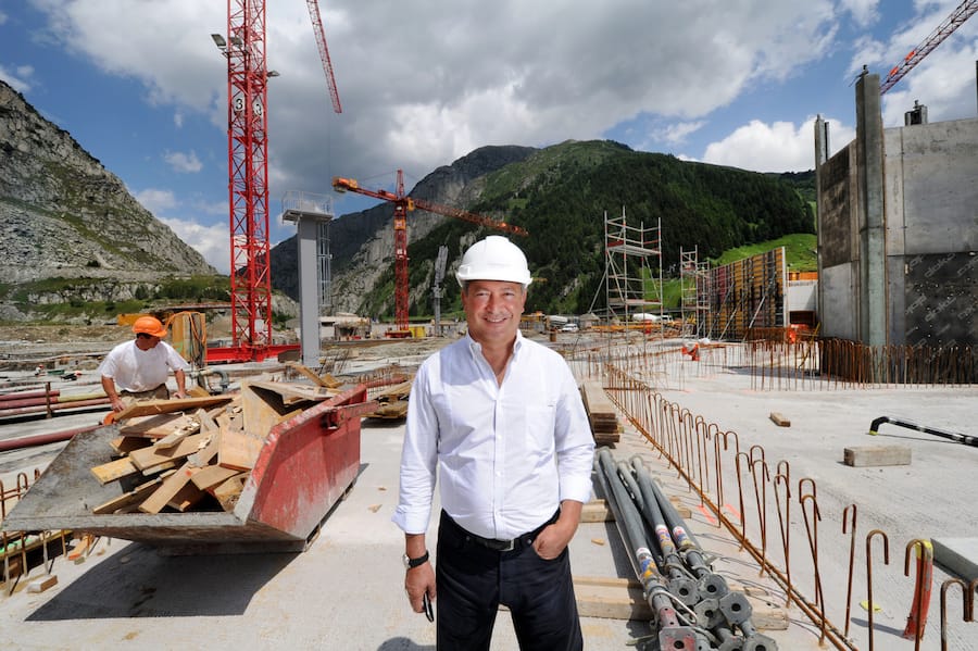 Zum Bauen bereit: Der Aegyptische Investor Samih Sawiris vor dem zu ueberbauenden Gelaende in Andermatt. Fotografiert am 8. Juni 2011. (KEYSTONE/Karl-Heinz Hug)