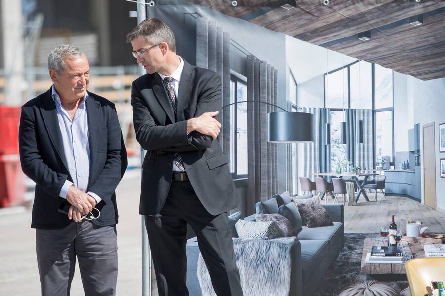Der Investor Samih Sawiris, links, und der CEO der Swiss Alps AG Franz-Xaver Simmen, rechts, anlaesslich der Grundsteinlegung zum Haus Alpenrose in Resort der Swiss Alps in Andermatt am Freitag 21. April 2017. (KEYSTONE/Urs Flueeler)