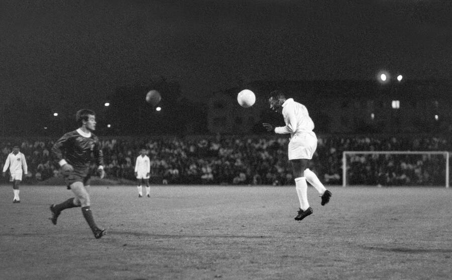 Pele, rechts, vom Santos FC, und Jakob "Koebi" Kuhn vom FC Zuerich, links, in Aktion in einem Freundschaftsspiel im Stadion Letzigrund in Zuerich, aufgenommen am 15. Juni 1968. 16 000 Zuschauer erlebten ein Fussballfest beim 5:4 Sieg des Zuercher Stadklubs ueber den brasilianischen Rekordmeister Santos Futebol Clube. (KEYSTONE/PHOTOPRESS-ARCHIV/Str)
