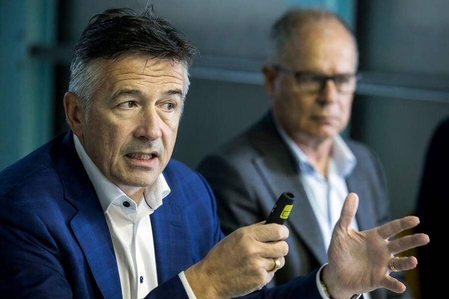 Hans Wicki, Verwaltungsratspraesident Titlis Bergbahnen, und Architekt Pierre de Meuron, von links, sprechen waehrend der Pressekonferenz von Titlis Bergbahnen und Herzog & de Meuron ueber den Neubau der Titlis Bergstation auf 3020 Metern ueber Meer am Montag, 5. November 2018, auf dem Titlis. (KEYSTONE/Alexandra Wey)