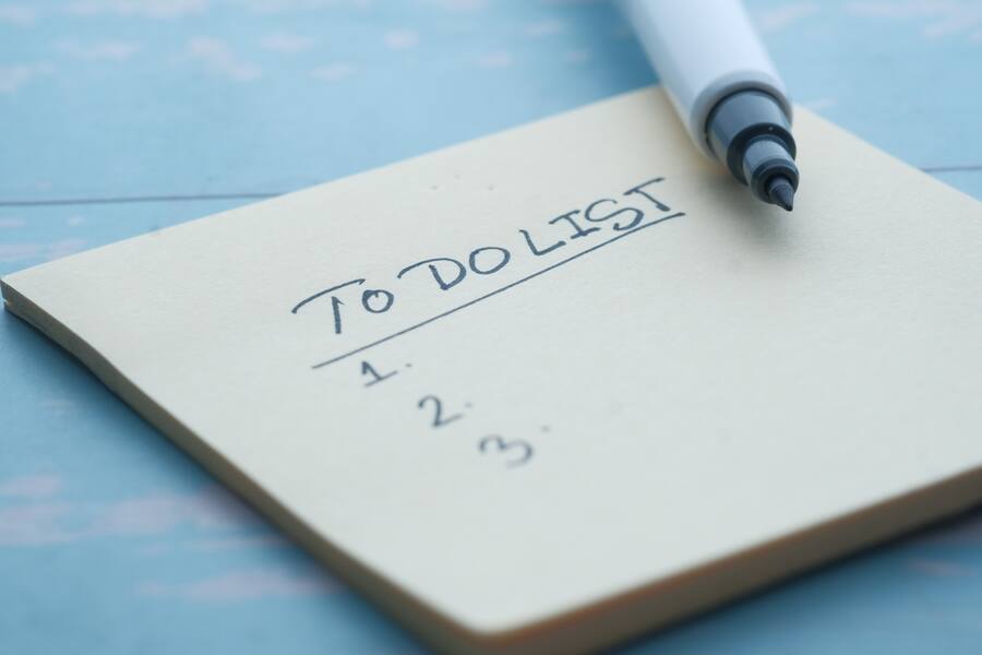 Produktiver arbeiten: In einem Heft wird eine To-do-Liste angelegt.