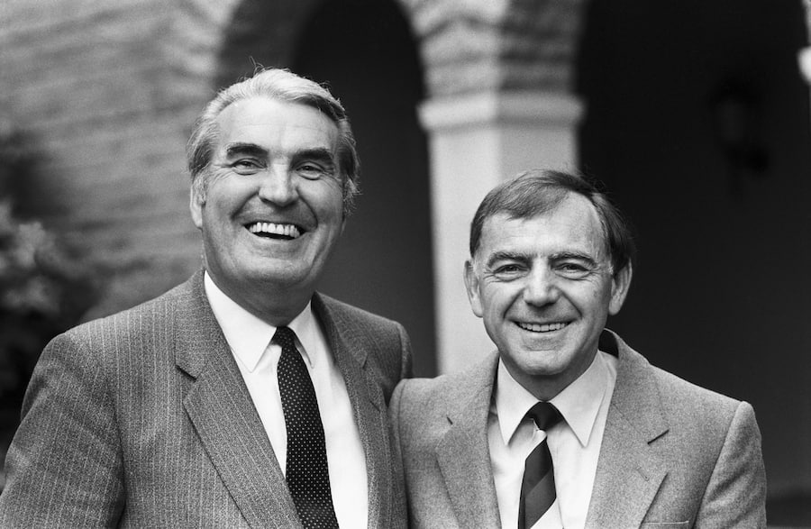 Der bisherige Verwaltungsratpraesident der Migros, Pierre Arnold (links), posiert am 30. Juni 1984 mit seinem Nachfolger Jules Kyburz (rechts). (KEYSTONE/Str)
