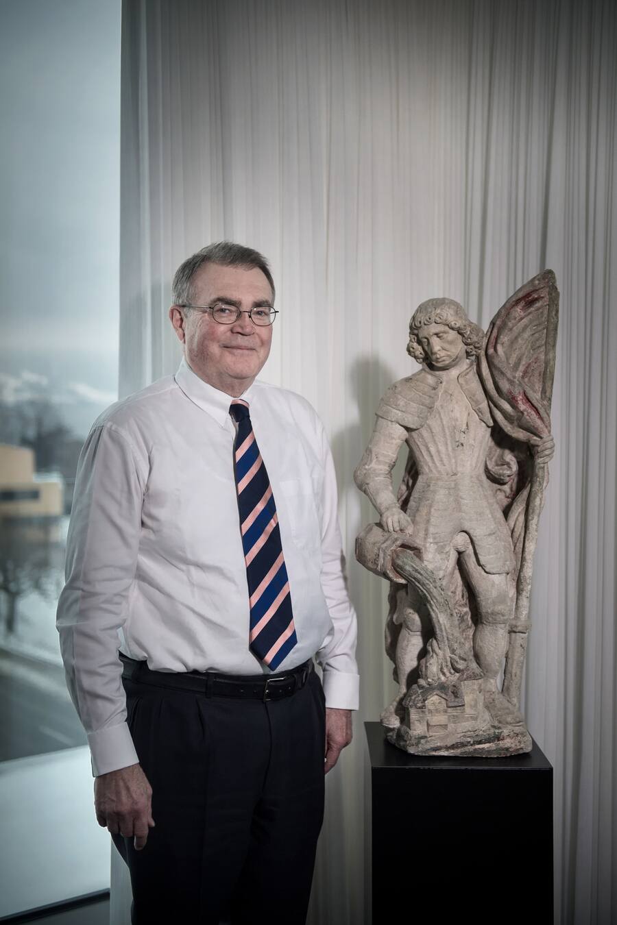 Alfred Schindler mit einer Statue des heiligen Florian am Sitz der Schindler holding in Hergiswil. NÄHERE ANGABEN DAZU WEISS AUTOR ROMAN SCHENKEL ... Das Bild entstand am Donnerstag, 19. Januar 2017 (Luzerner Zeitung AG)