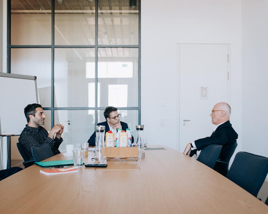 Alnatura-Gründer Götz Rehn mit den Redaktoren David Torcasso (links) und Andreas Güntert.