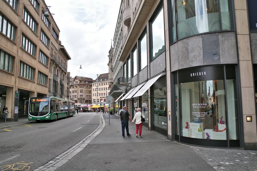 Konfrontation an der Basler Eisengasse: Rechts Grieder, links Globus.