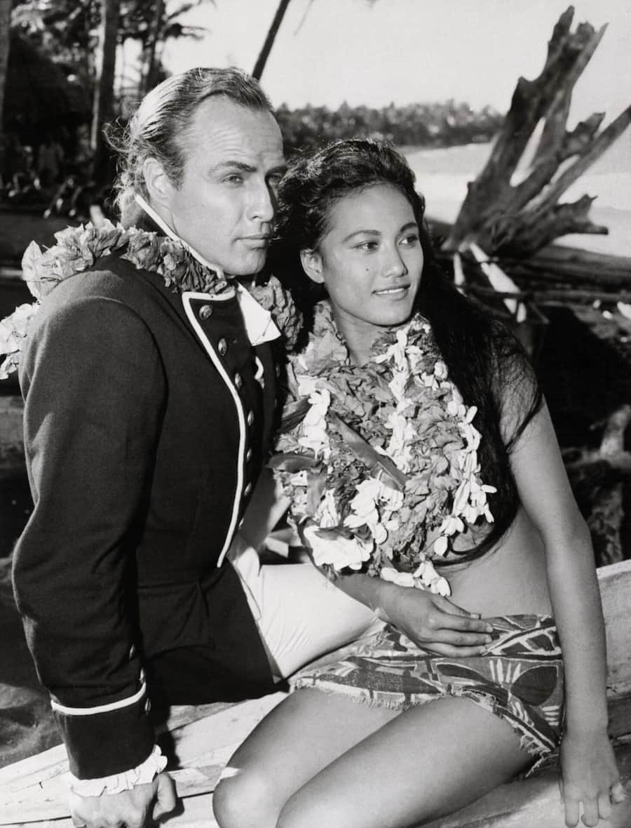 <p>Marlon Brando 1961 im Kostüm von «Meuterei auf der Bounty» mit seiner künftigen Gattin Tarita Teriipaia.</p>