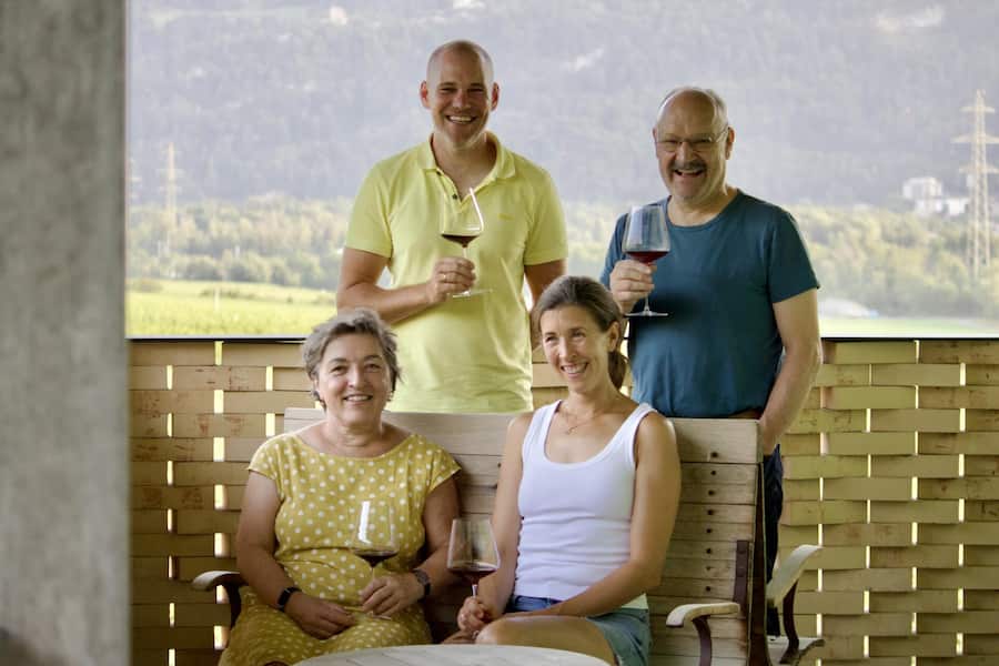 <p>Ein Gläschen auf die Zukunft: Martha und Daniel Gantenbein sowie Ulrike und Andreas Hütwohl.</p>