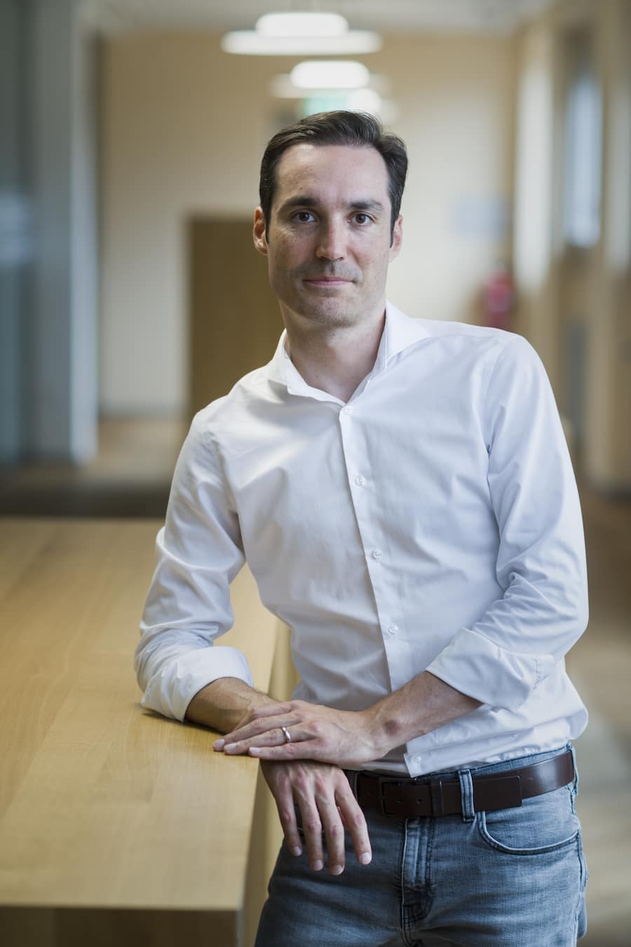 Der Epidemiologe am Institut fuer Sozial- und.Praeventivmedizin (ISPM) der Universitaet Bern und Experte in der Corona-Krise, Christian Althaus, am Freitag, 26. Juni 2020 im Institutsgebaeude in Bern. (KEYSTONE/Alessandro della Valle)..Christian Althaus, Head of Research Group in Immuno-Epidemiology at the Institute of Social and Preventive Medicine (ISPM) at the Universitiy of Bern, poses for a portrait in the institute, Friday, June 26, 2020 in Bern, Switzerland. (KEYSTONE/Alessandro della Valle)