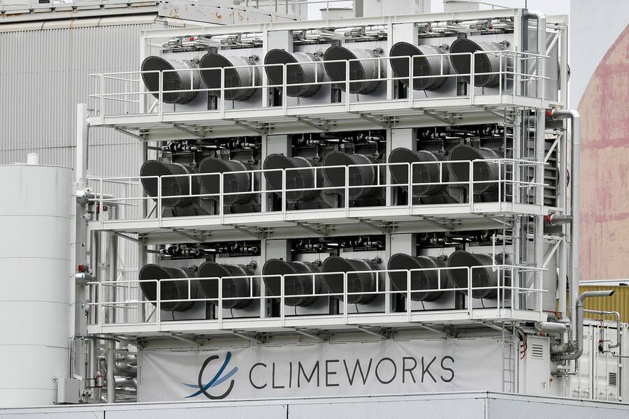 Climeworks Anlage auf dem Dach der Muellverwertungsanlage der Kehrrichtverbrennungsanlage Zuercher Oberland in Hinwil am Freitag, 9. Juni 2017. Erstmals wird CO2 in kommerziellem Massstab aus der Luft gefiltert und als Rohstoff verwendet. Das Zuercher Jungunternehmen Climeworks hat in Hinwil eine Anlage eroeffnet, die jaehrlich 900 Tonnen CO2 gewinnt. (KEYSTONE/Walter Bieri)