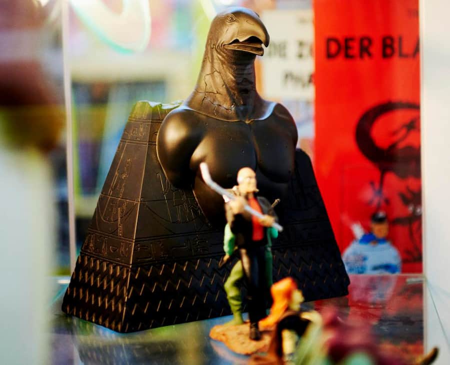 Ein Adler und eine Comic-Figur im Geschäft Zappa Doing.