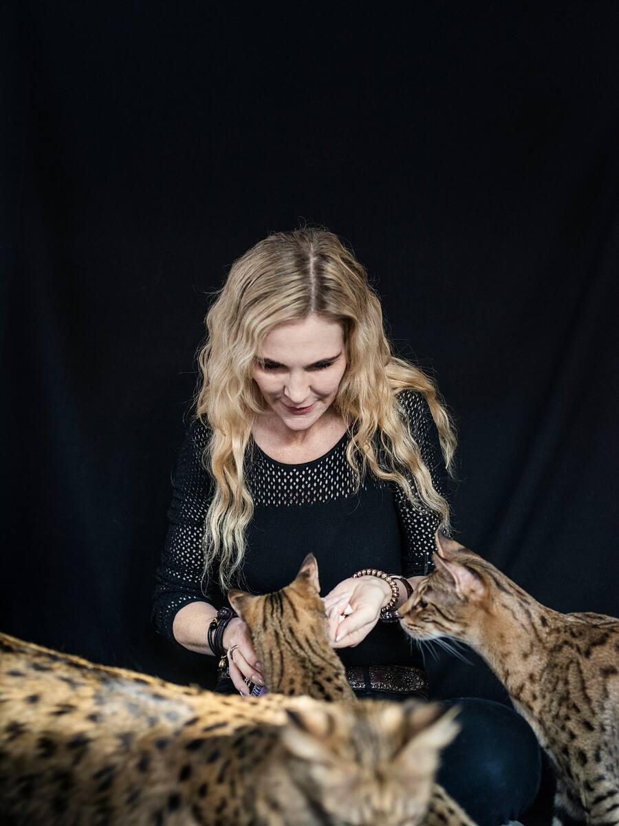 Corina Müller-Rohr verteilt Poulet-Läckerli.