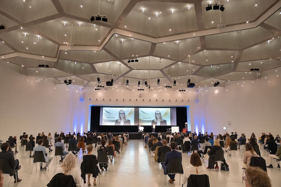 Theater Bestuhlung im Congress Center Davos mit COVID Abstandsregelung