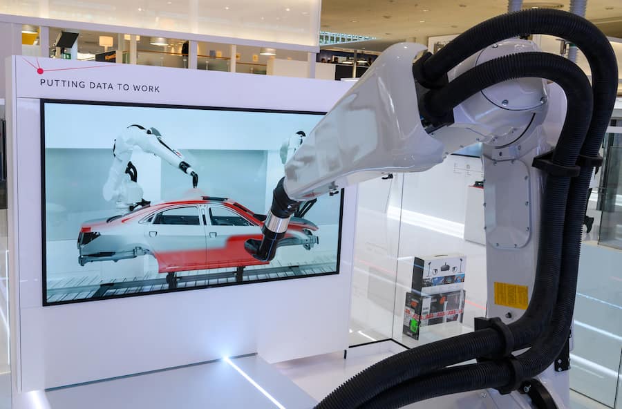 31.03.2019, Niedersachsen, Hannover: An einem Stand des Technologieunternehmens ABB steht ein Lackieroboter, der auf einer Simulation ein Auto lackiert. Vom 1. bis zum 5. April dreht sich auf der Hannover Messe alles um Vernetzung, lernende Maschinen und das Internet der Dinge. Foto: Christophe Gateau/dpa +++ dpa-Bildfunk +++ (KEYSTONE/DPA/Christophe Gateau)