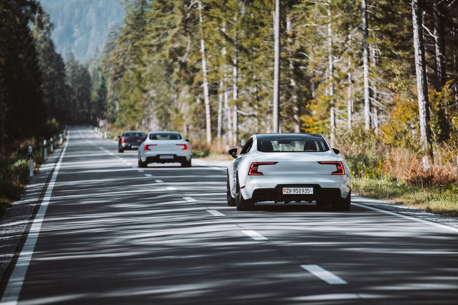 Die Polestar-Ausflugs-Flotte, aufgereiht auf einer Geraden im Bündner Rheintal.