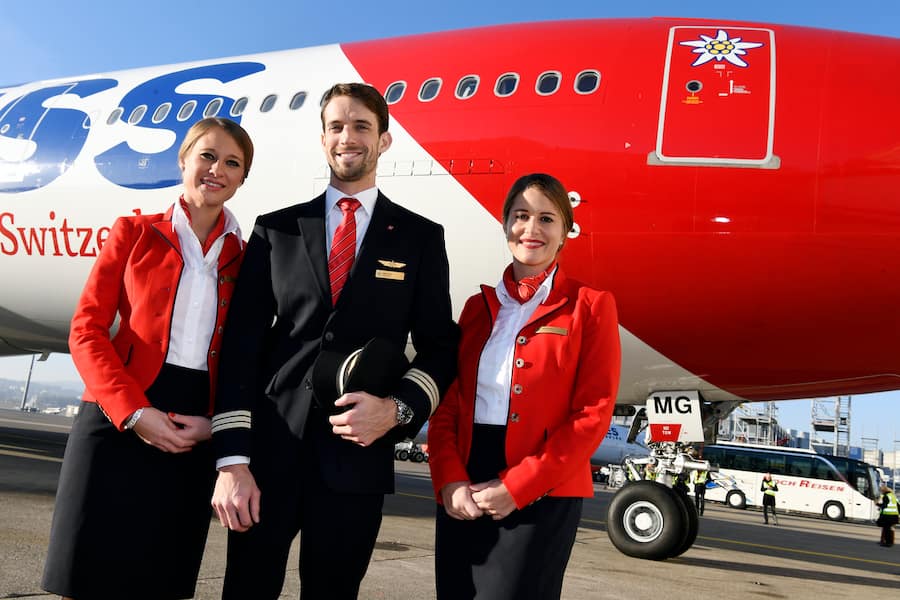 Eine Edelweiss-Crew strahlt mit neuen Uniformen bei der Taufe eines A340, dem juengsten Flottenzuwachs der Edelweiss Air, auf den Namen "Melchsee Frutt", auf dem Flughafen Zuerich Kloten, am Donnerstag, 1. Dezember 2016. (KEYSTONE/Walter Bieri)