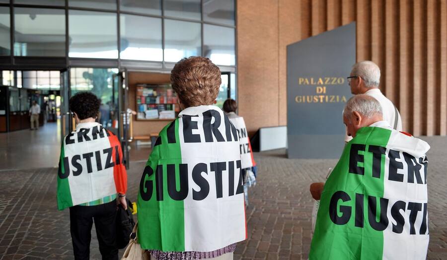 Foto vor dem Gerichtsgebäude