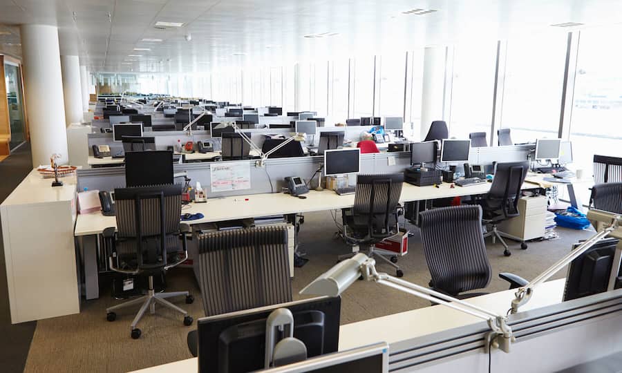 Ein leeres Grossraumbüro ohne Angestellte, die am Arbeiten sind.
