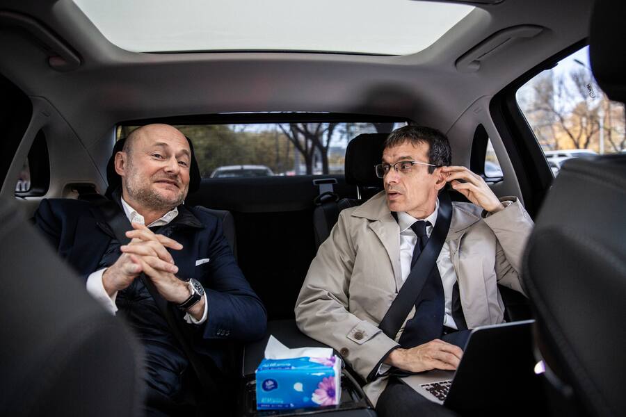 PEKING, CHINA, 20.11.2018 - Georges Kern, CEO von Breitling, fotografiert in Peking, China. Im Bild zusammen mit Reporter Peter Hossli. PHOTO BY PASCAL MORA