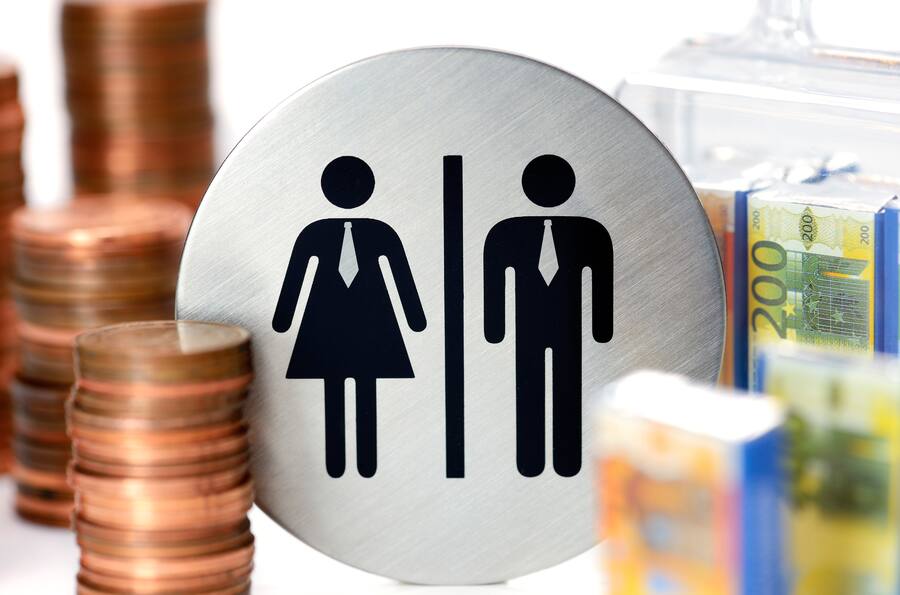 (GERMANY OUT) Piktogramme von Mann und Frau, Geldkoffer und GeldmÃ¼nzen, Lohnungleichheit (Photo by Christian Ohde/McPhoto/ullstein bild via Getty Images)
