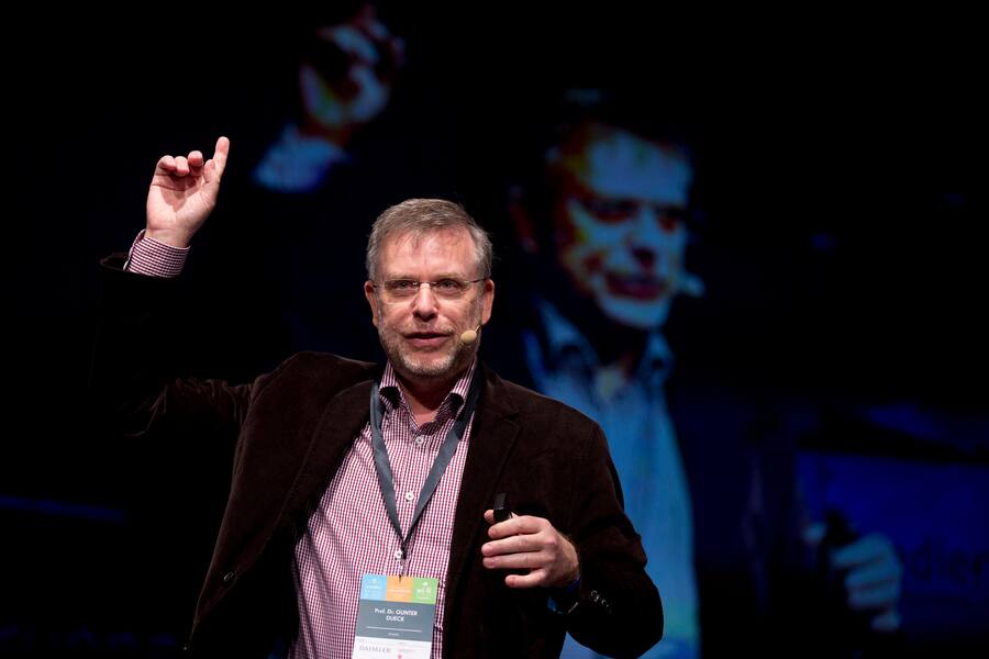 Gunter Dueck, Mathematiker und ehemaliger CTO bei IBM spricht am Montag (06.05.13) in der Station-Berlin in Berlin auf der re:publica 13.CommonLens/Axel Schmidt
