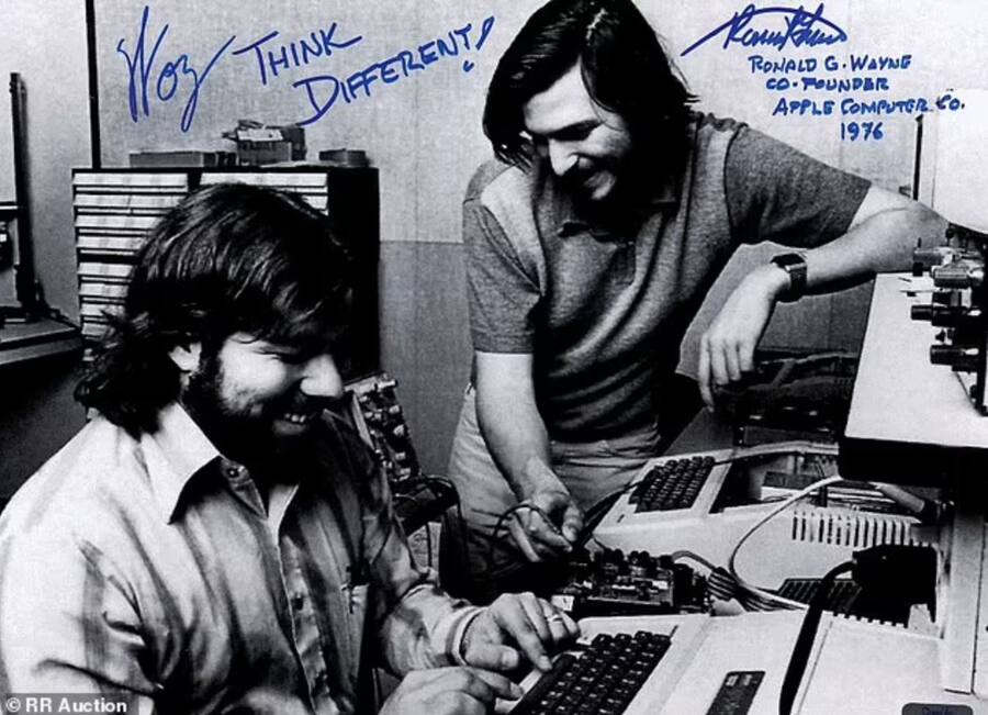 <p>Ein signiertes Foto von Steve Jobs und Steve Wozniak ging hingegen für schlappe 250 Dollar unter den Hammer.</p>