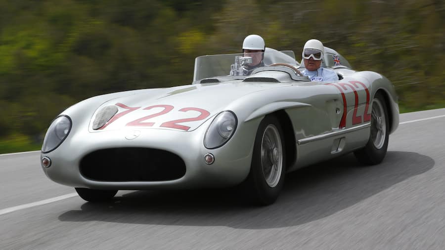 <p>Mercedes 300 SLR 722: Stirling Moss war einer der erfolgreichsten Rennfahrer aller Zeiten. Mit dem SLR siegte er bei der Mille Miglia 1955 und schrieb Renngeschichte. Funfact: 722 steht für die Startzeit des Fahrzeugs beim Rennen. </p>