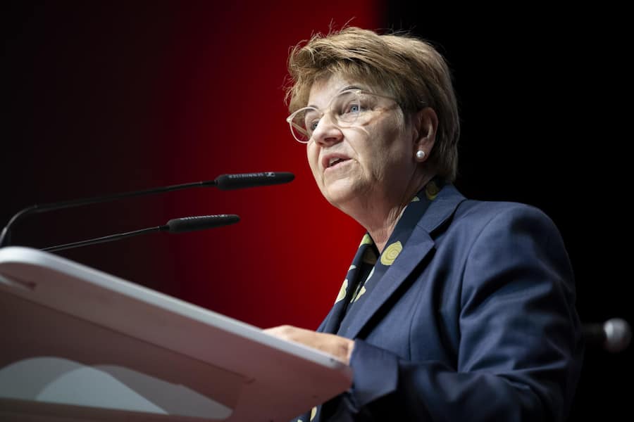 <p>Bundespräsidentin Viola Amherd verdient deutlich mehr: Zu ihrem Salär von knapp 500'000 Franken kommen zahlreiche Privilegien.</p>