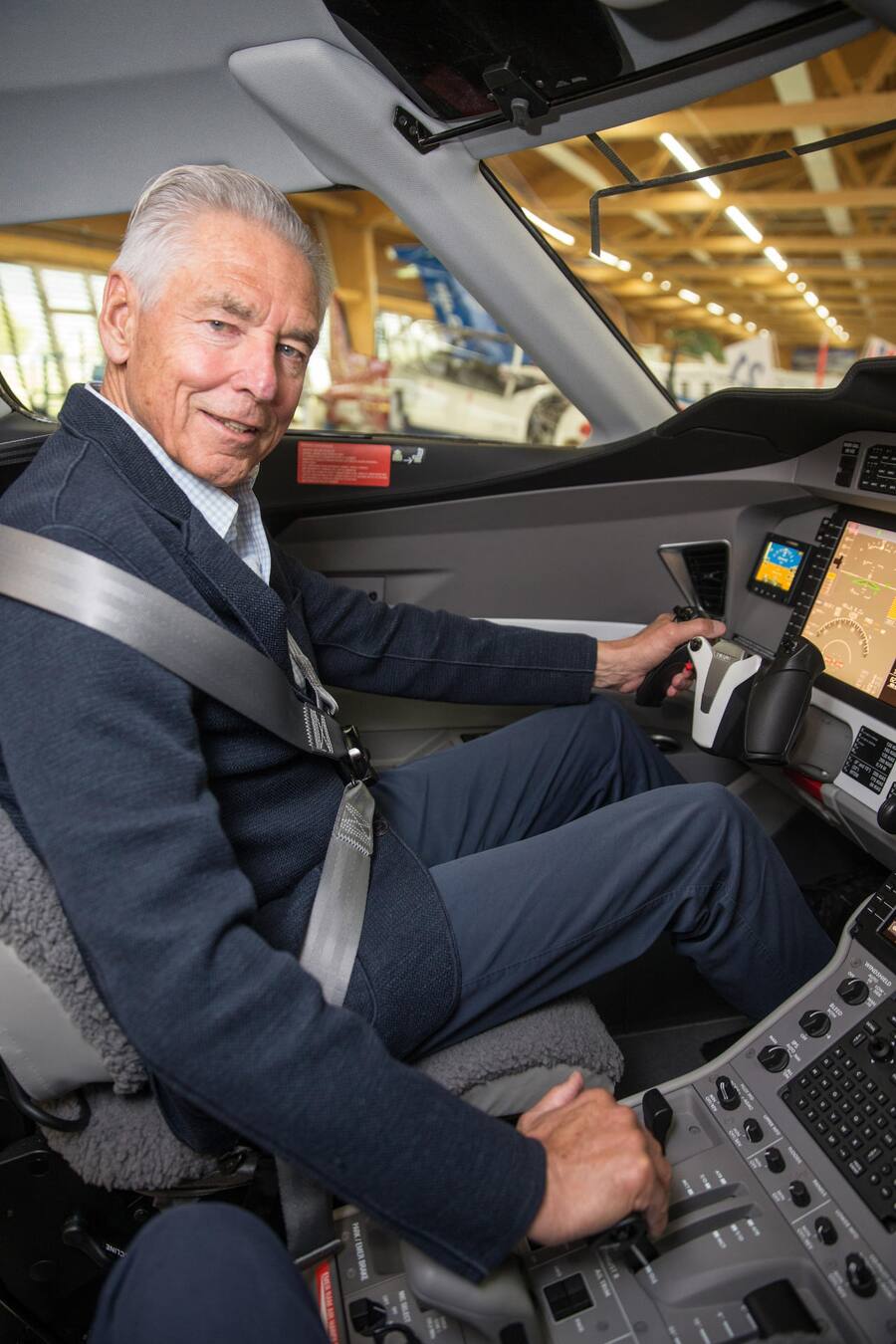 <p>Leidenschaftlicher Flieger: Brabeck im Cockpit seiner PC-24, heute fliegt er noch eine PC-12, Helikopter und ein Gletscherflugzeug.</p>