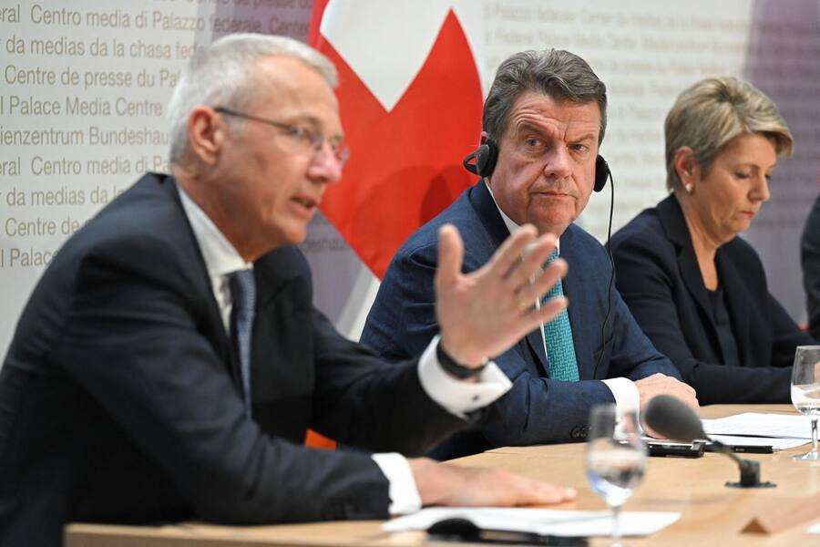 <p>Ein Verlierer und zwei Sieger: Axel Lehman, der letzte Präsident der CS, spricht an der Medienkonferenz, die das Ende der Bank besiegelte. Daneben sitzen UBS-Präsident Colm Kelleher und Finanzministerin Karin Keller-Sutter.</p>